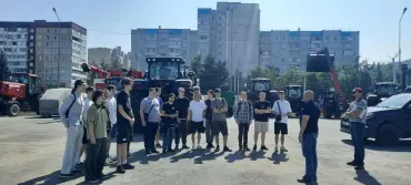 Будущие инженеры исследуют новые тракторы на выставочной площадке LovolСибирь